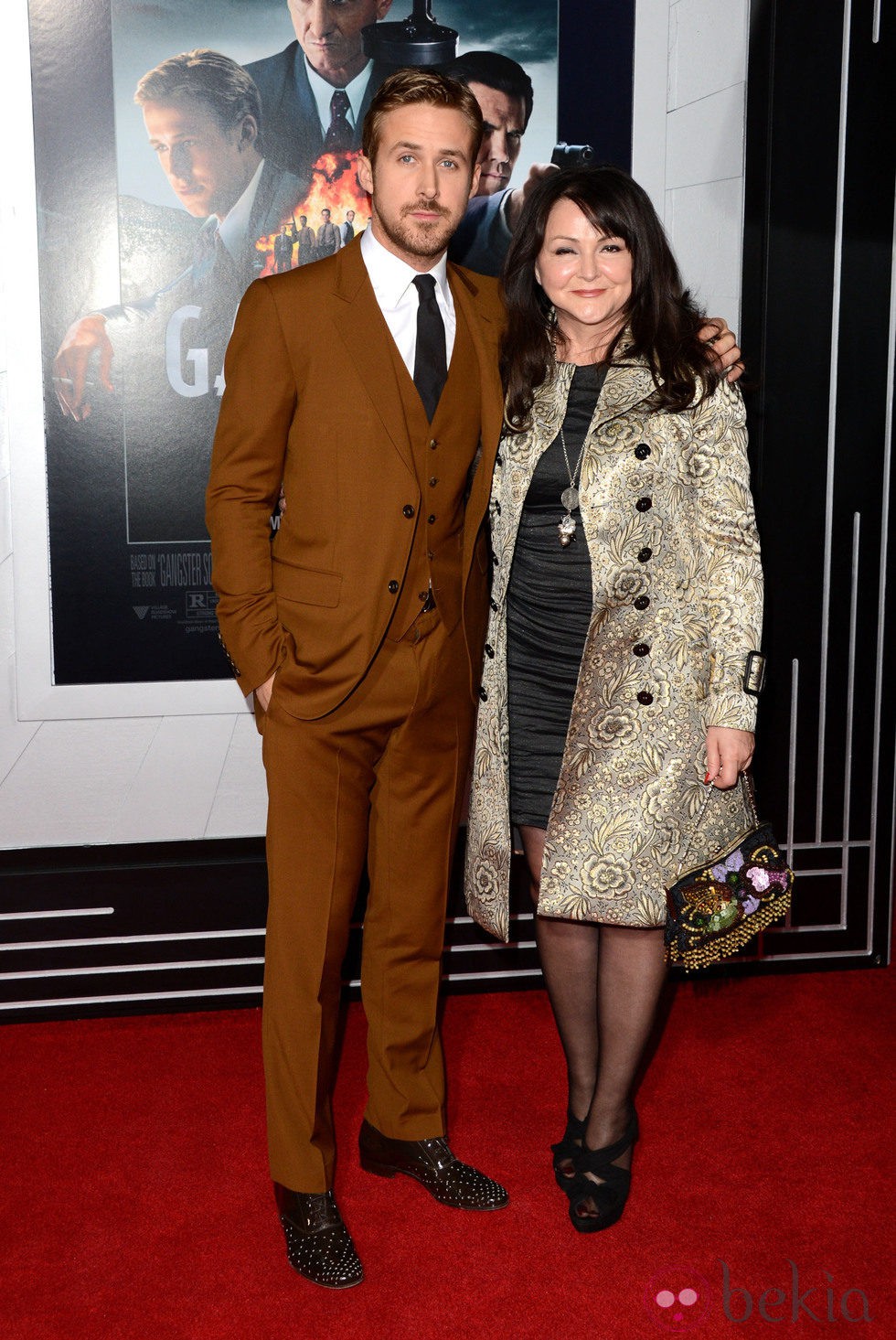 Ryan Gosling y su madre en el estreno de 'Gangster Squad' en Los Angeles