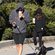 Ashton Kutcher y Mila Kunis toman un café mientras pasean al perro
