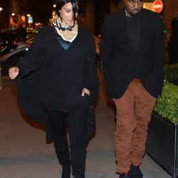 Kim Kardashian y Kanye West pasean por París tras anunciar que serán padres