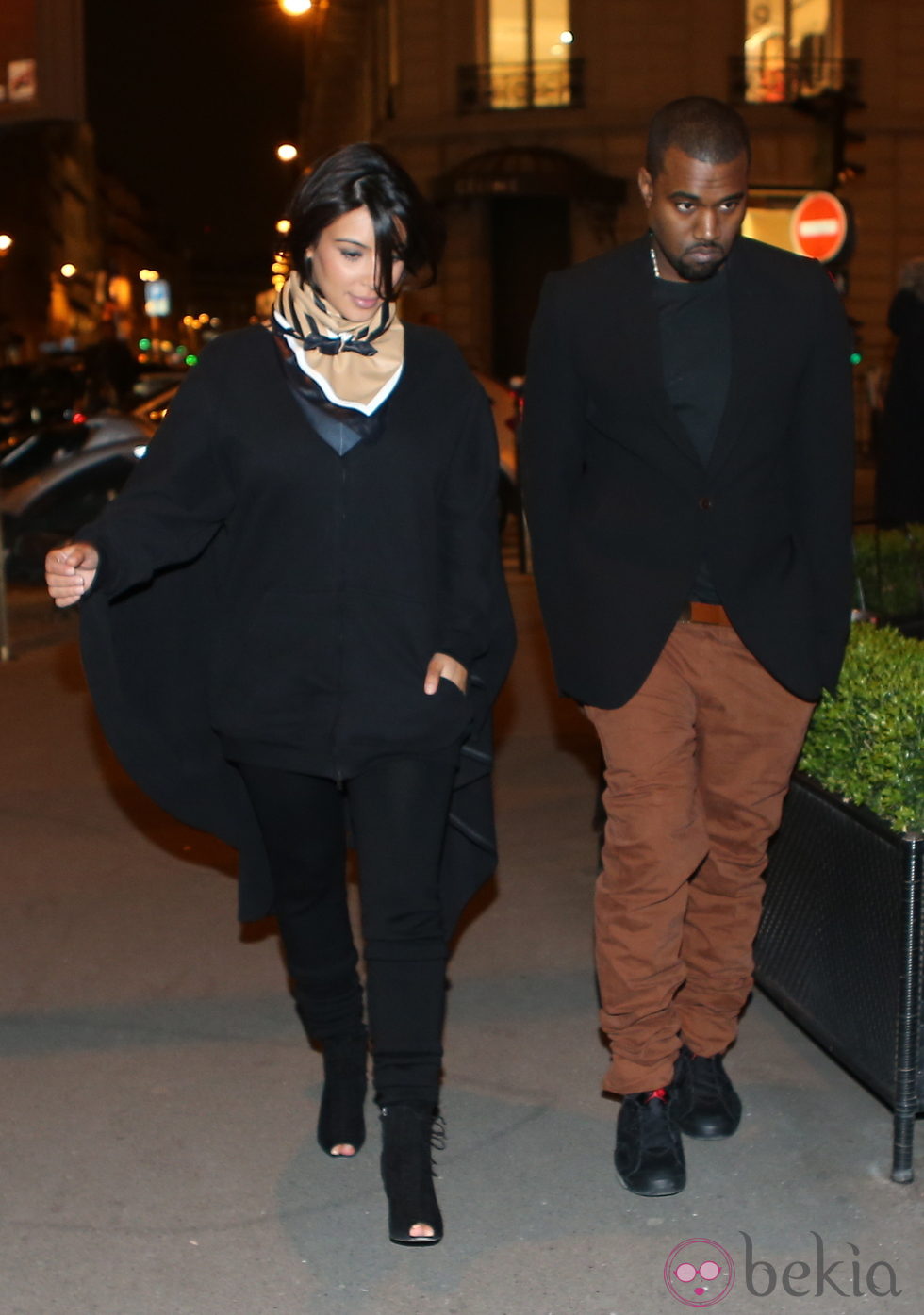 Kim Kardashian y Kanye West pasean por París tras anunciar que serán padres