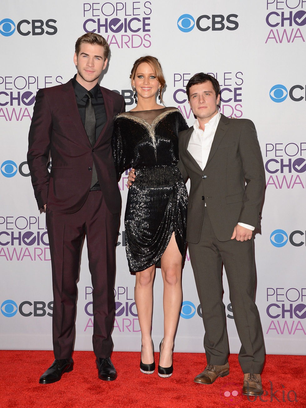 Liam Hemsworth, Jennifer Lawrence y Josh Hutcherson en los People's Choice Awards 2013