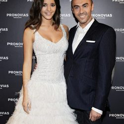 Malena Costa vestida de novia posando junto a Manuel Mota