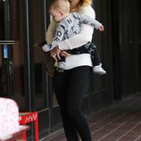 Hilary Duff con su hijo Luca en California