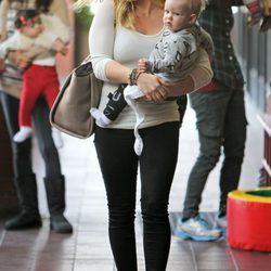 Hilary Duff lleva a Luca al colegio