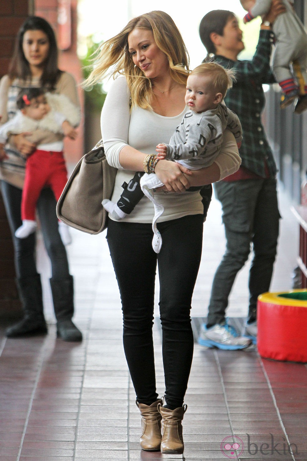 Hilary Duff lleva a Luca al colegio