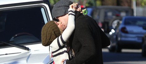 Ashley Tisdale besa a su pareja Christopher French