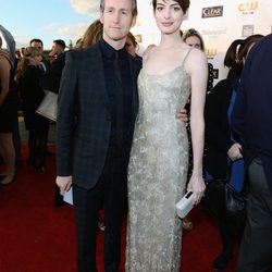 Anne Hathaway y Adam Shulman en los Critics' Choice Movie Awards 2013