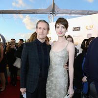 Anne Hathaway y Adam Shulman en los Critics' Choice Movie Awards 2013