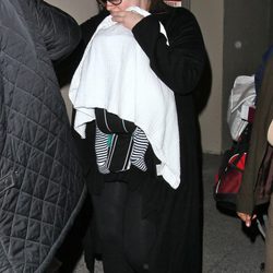 Adele escondiendo a su hijo en el aeropuerto de Los Ángeles
