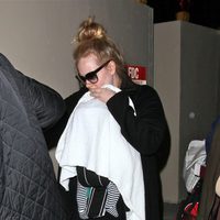 Adele escondiendo a su hijo en el aeropuerto de Los Ángeles