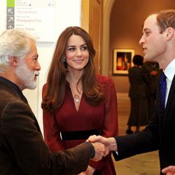 Los Duques de Cambridge saludan al autor del retrato de Kate Middleton