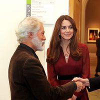 Los Duques de Cambridge saludan al autor del retrato de Kate Middleton