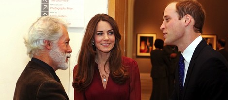 Los Duques de Cambridge saludan al autor del retrato de Kate Middleton