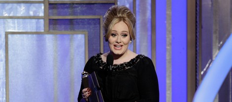 Adele con su Globo de Oro 2013 por la canción de 'Skyfall'