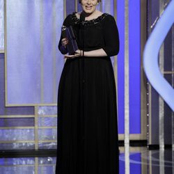 Adele con su Globo de Oro 2013 por la canción de 'Skyfall'
