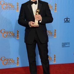 Christoph Waltz posando con el Globo de Oro 2013 a Mejor actor de reparto