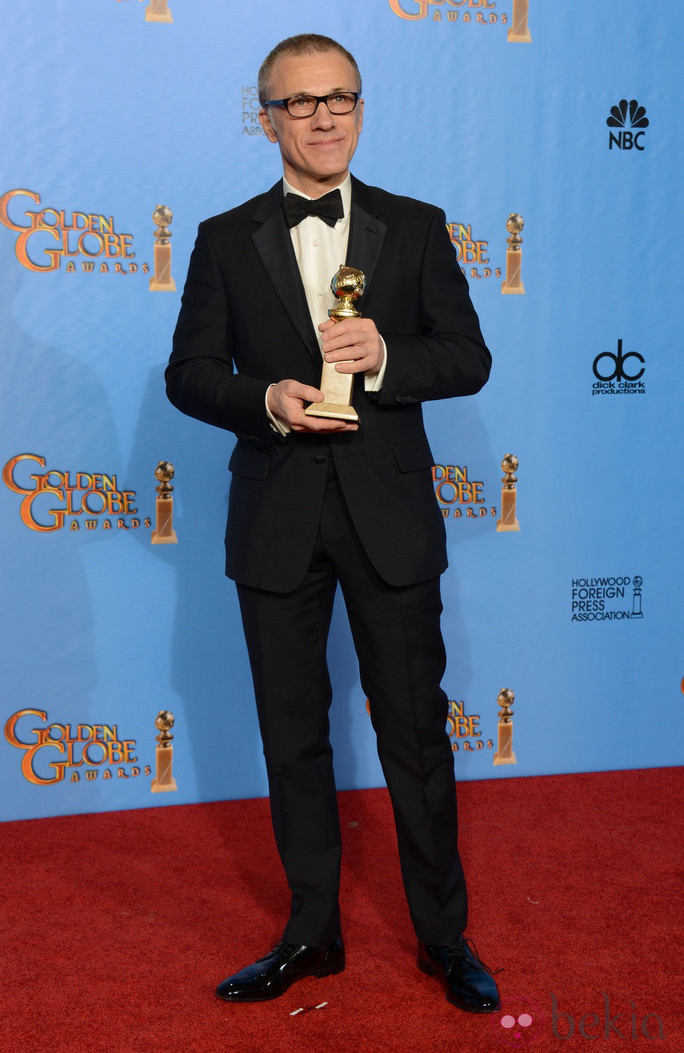 Christoph Waltz posando con el Globo de Oro 2013 a Mejor actor de reparto