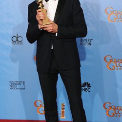 Hugh Jackman posando en los Globos de Oro 2013 como Mejor actor de comedia