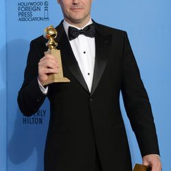 Mark Andrews en los Globos de Oro 2013 con el galardón de 'Brave'