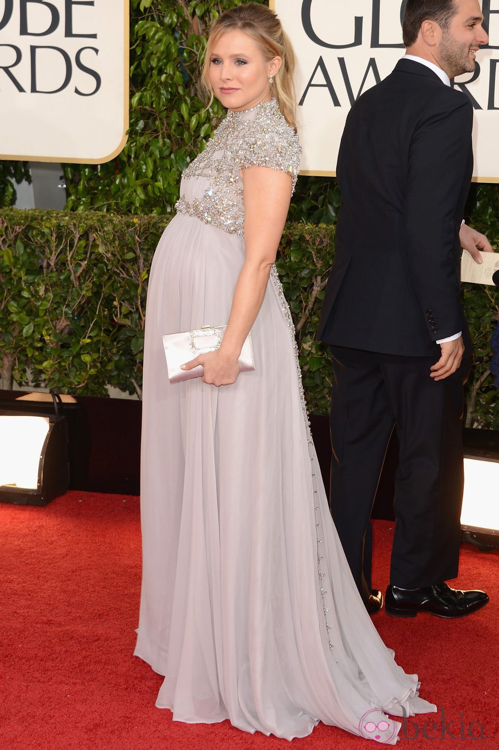 Kristen Bell presume de embarazo en los Globos de Oro 2013