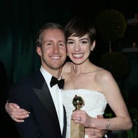 Anne Hathaway y Adam Shulman en la fiesta de la NBC tras los Globos de Oro 2013