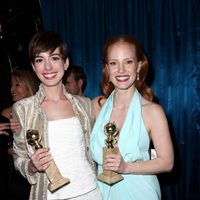 Anne Hathaway y Jessica Chastain en la fiesta de la NBC tras los Globos de Oro 2013