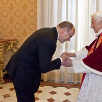 Alberto de Mónaco saluda al Papa Benedicto XVI en El Vaticano