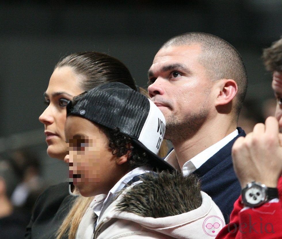 Pepe con su familia viendo un partido de baloncesto