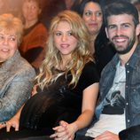 Gerard Piqué y Shakira con su madre en la presentación del libro de William Mebarak