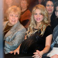 Gerard Piqué y Shakira con su madre en la presentación del libro de William Mebarak