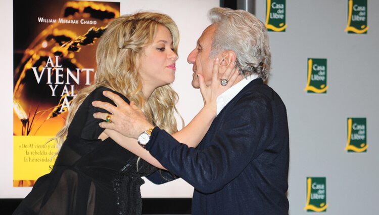 Shakira besa a su padre en la presentación del libro de William Mebarak en Barcelona