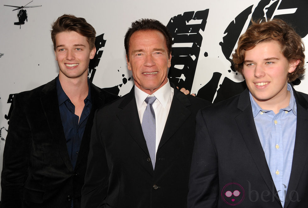 Arnold Schwarzenegger con sus hijos en el estreno de 'El último desafío'