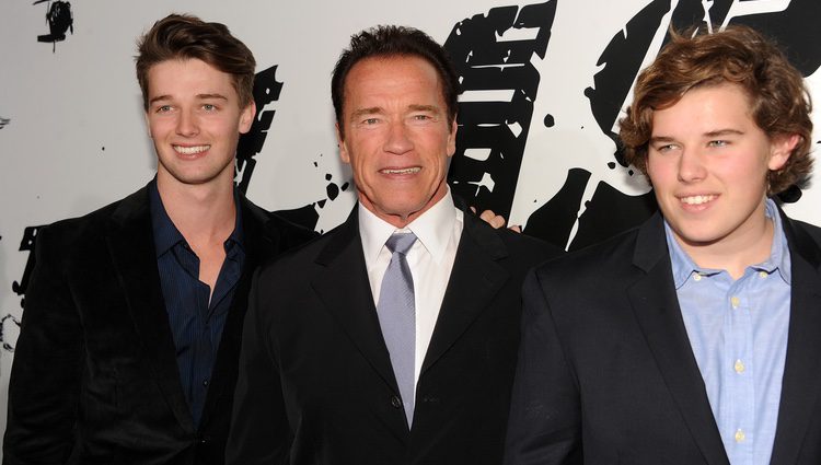Arnold Schwarzenegger con sus hijos en el estreno de 'El último desafío'
