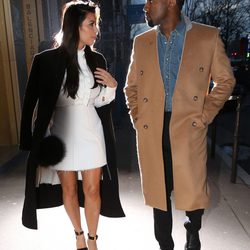 Kim Kardashian y Kanye West paseando por la ciudad de París