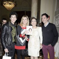 Eduardo Casanova, Luján Argüelles, Carmen Navarro y Paco León en la presentación del libro 'Belleza inteligente'