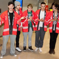 One Direction con el traje típico japonés en el aeropuerto de Narita en Japón