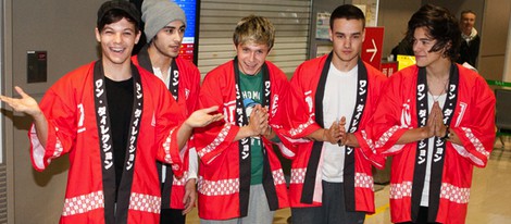 One Direction con el traje típico japonés en el aeropuerto de Narita en Japón