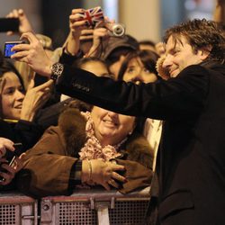 Bradley Cooper atiende a sus fans en el estreno de 'El lado bueno de las cosas' en Madrid
