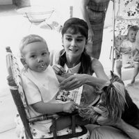 Audrey Hepburn junto a Mel Ferrer y su hijo Sean en 1961