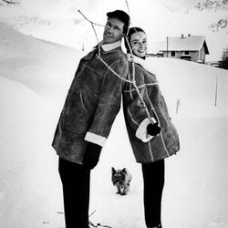 Audrey Hepburn en la nieve junto a Mel Ferrer