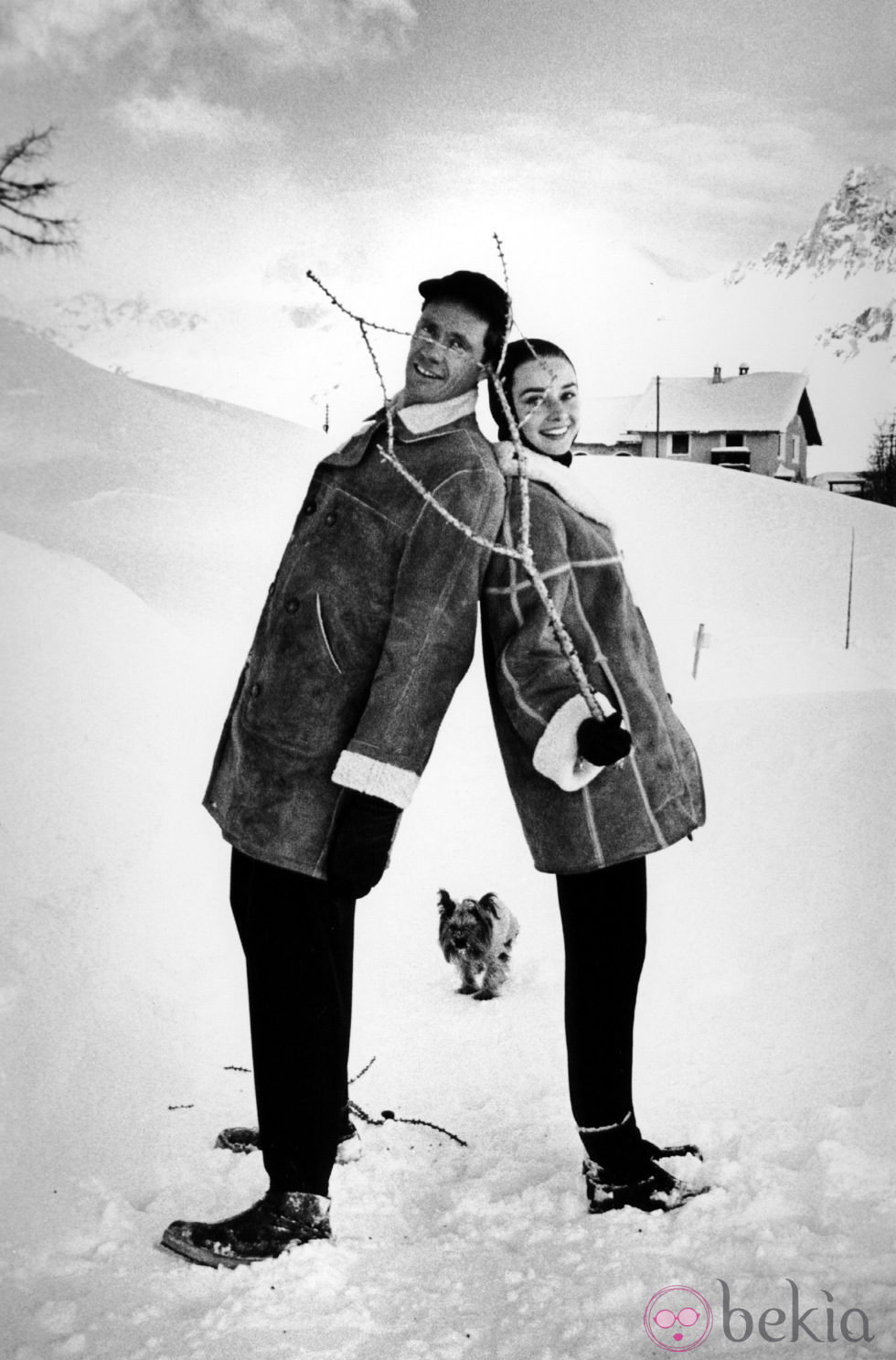 Audrey Hepburn en la nieve junto a Mel Ferrer