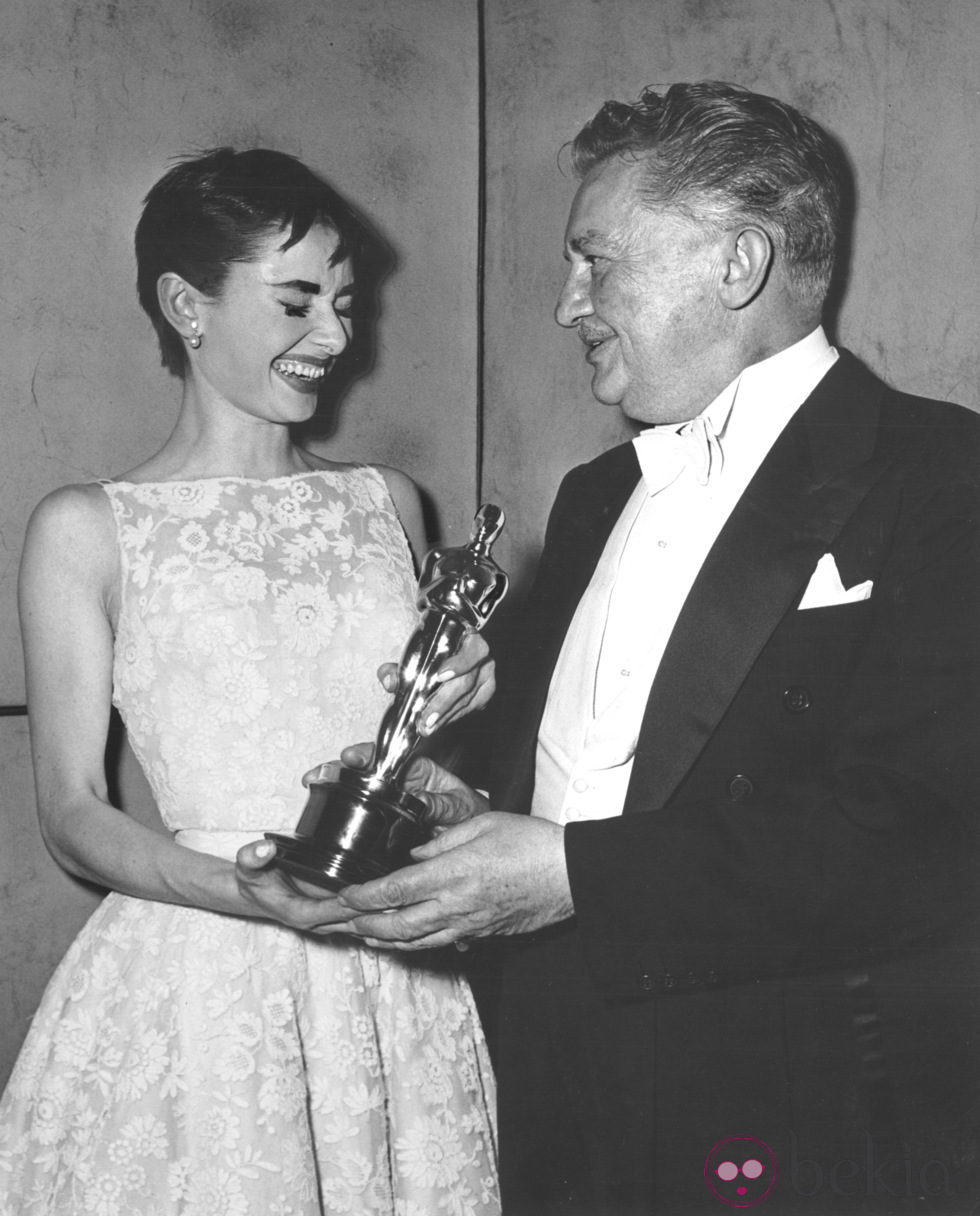 Audrey Hepburn recibiendo su primer Oscar en 1954