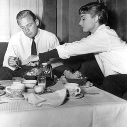 Audrey Hepburn junto a William Holden en 'Sabrina'