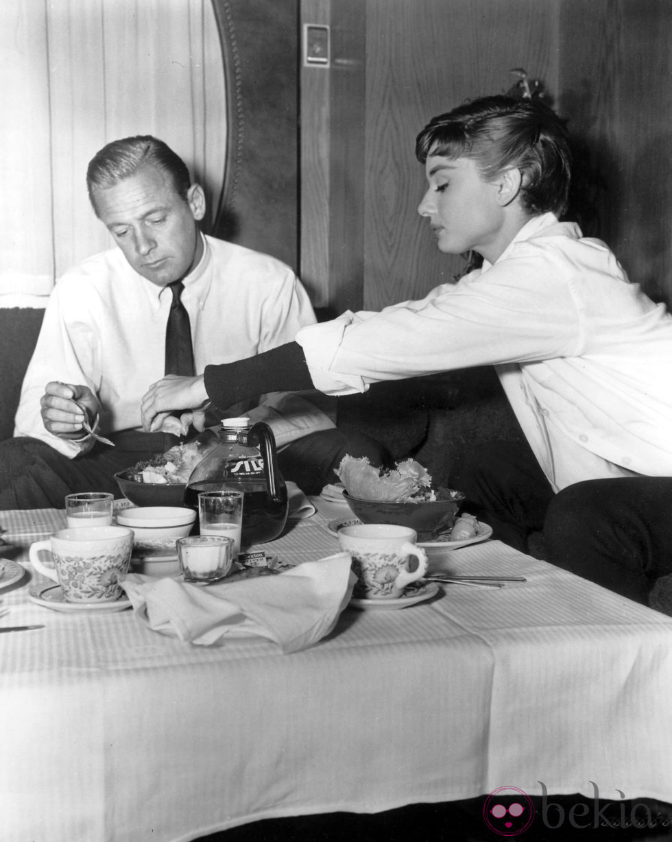 Audrey Hepburn junto a William Holden en 'Sabrina'