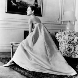 Audrey Hepburn en una sesión de fotos para Givenchy en 1958