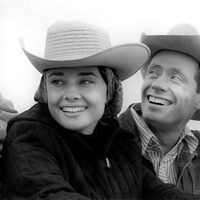 Audrey Hepburn con un sombrero junto a su esposo Mel Ferrer