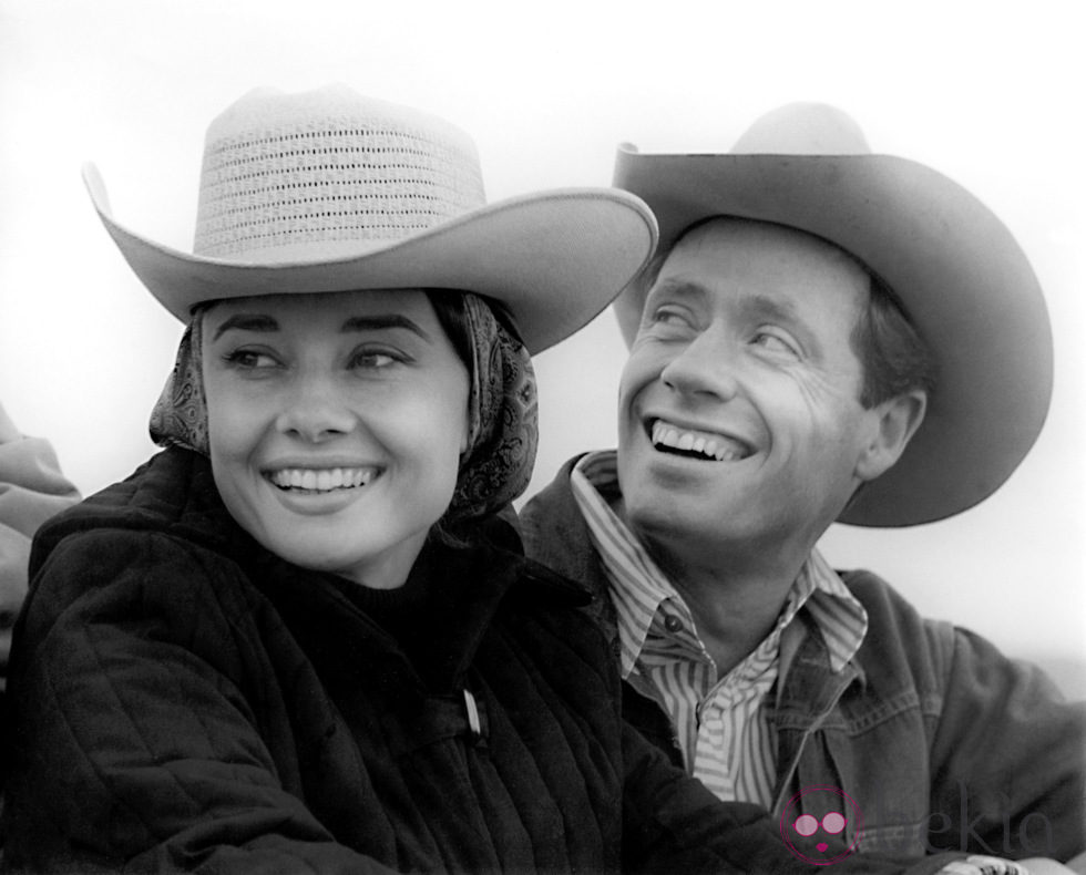Audrey Hepburn con un sombrero junto a su esposo Mel Ferrer