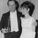 Audrey Hepburn entregando un Oscar a Rex Harrison en 1965