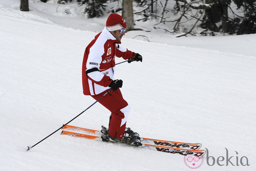 Fernando Alonso esquiando en un evento de Ferrari en los Alpes italianos
