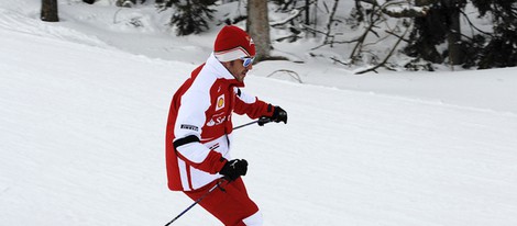 Fernando Alonso esquiando en un evento de Ferrari en los Alpes italianos